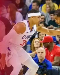  库里常规赛三分球数突破历史四千大关  