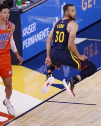  库里三分雨勇士轻取雷霆巩固联盟第一防守效率