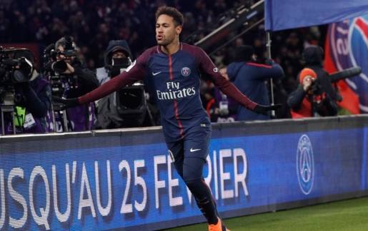  巴黎圣日耳曼主场大胜登顶法甲积分榜  